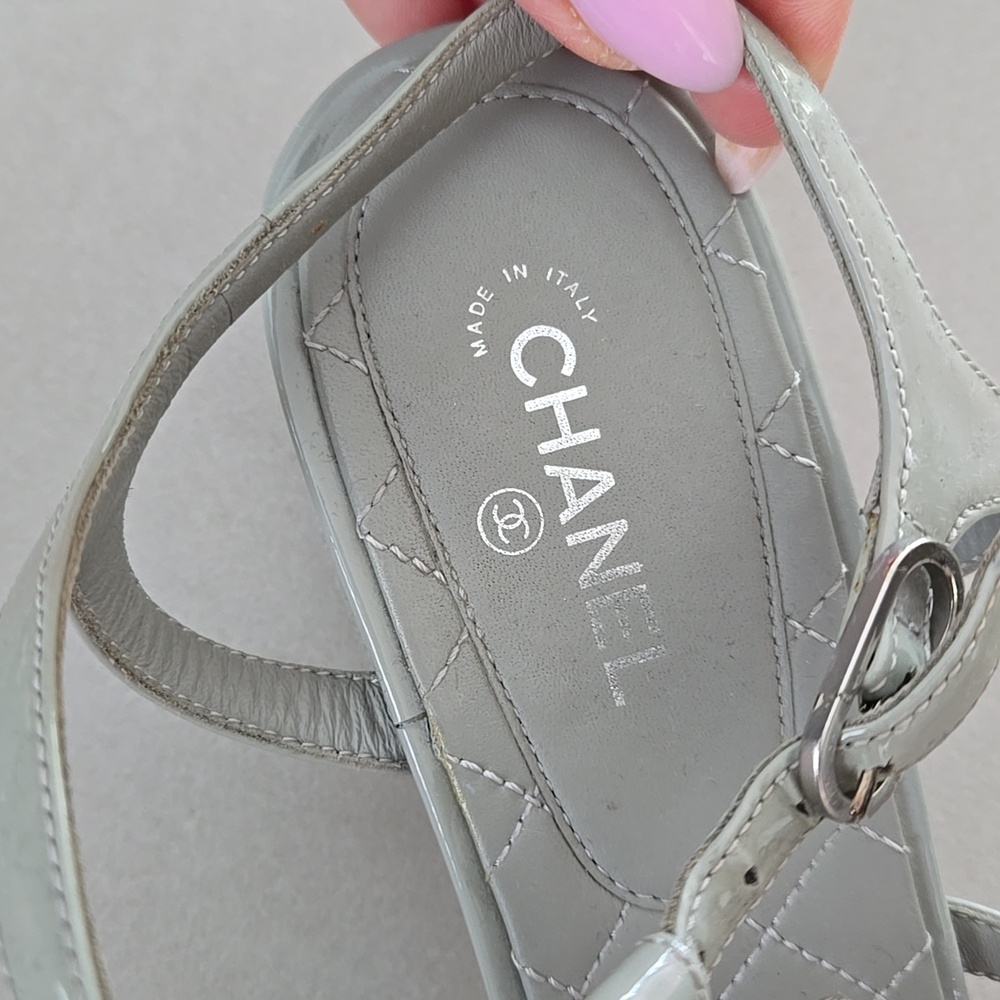 Chanel Interlocking Gray Quilted T-Strap With CC Logo Sandals Size 38.5 - Picture 4 of 8